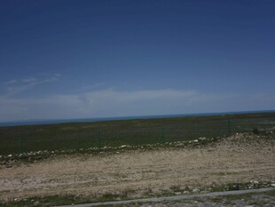 广阔田野与蓝天景色