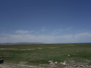 广阔草原上的蓝天美景