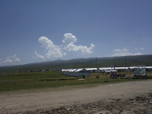 草原上的帐篷营地