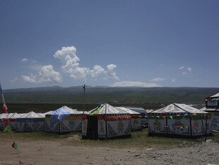 草原上的多彩蒙古包