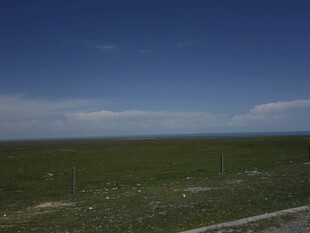 广阔草原与蓝天自然风光