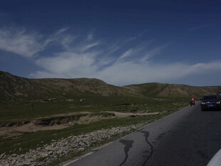 公路旁的开阔山野风光