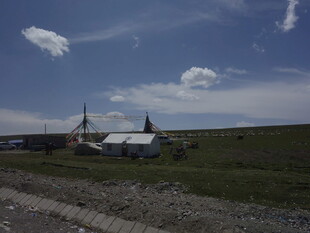 草原上的特色建筑与蓝天