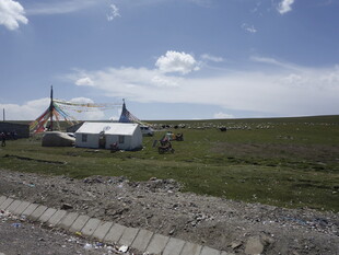 草原上的帐篷与建筑