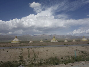 草原上的蒙古包景观