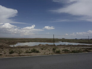 旷野中的水域与蓝天