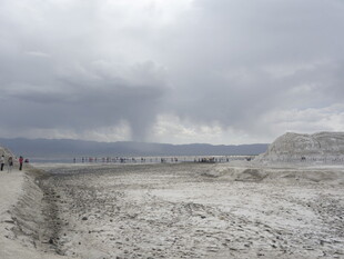 荒凉旷野的阴沉景象