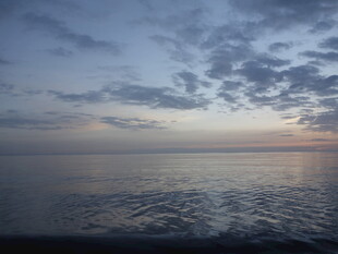 海边日落时分的宁静景象