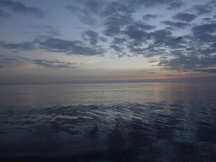 海上日出时分的宁静景象