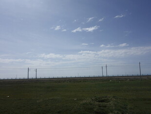 草原风光与远处输电塔