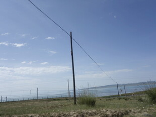 田野边的电线与蓝天景色