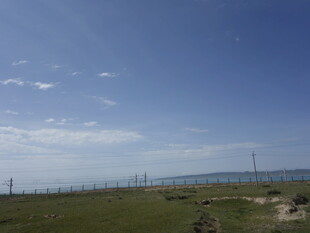 海边草地蓝天风景图