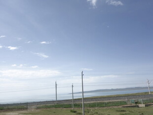 草原上的电线杆与蓝天