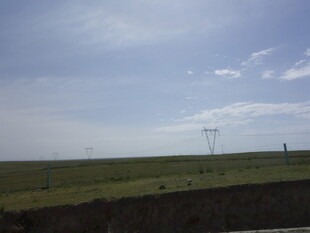 草原风光与远处输电塔