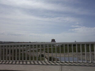 桥上远眺的城市风景