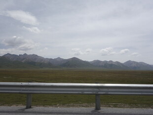 公路边的远山与天空景色