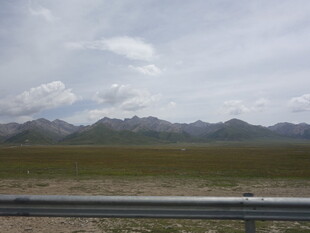 公路边的广袤原野与远山