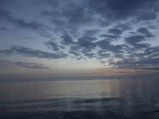 黄昏下宁静的海面与天空