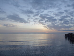 海边日落时分的宁静景象