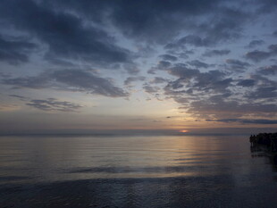 海边日落时分的美丽景致