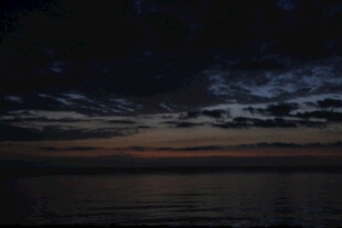 黄昏时分的静谧海面