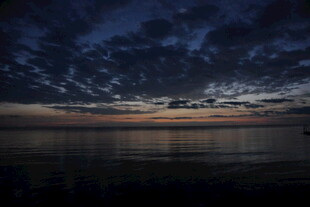 夜幕下的宁静海面