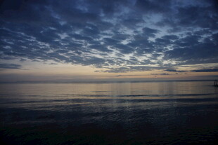 海边暮色下的宁静天空