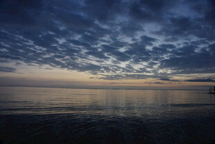 海边暮色下的宁静海面