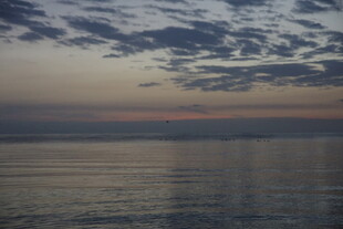海上日落时分的美丽景象