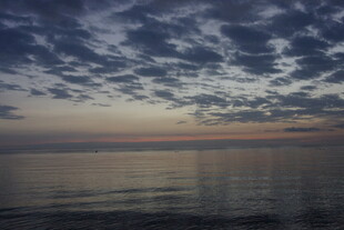 海上日出时的壮丽云霞