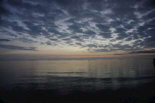 海边暮色 静谧天空与海面