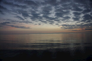 海边日落时分的壮丽天空