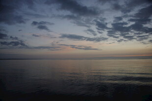 黄昏时分的宁静湖面景色