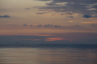 海上日落时分的美丽景象