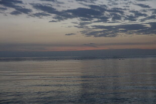 海上日落时分的宁静景象
