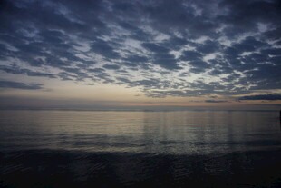 海边黄昏时分的壮丽天空