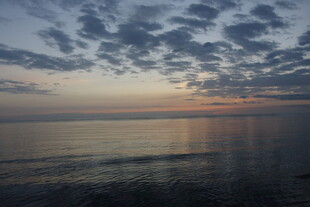 海上日落时分的美丽景象