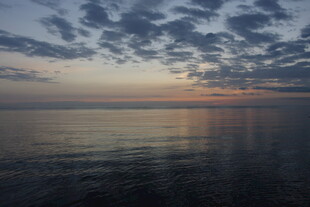 海上日出时分的美丽景象
