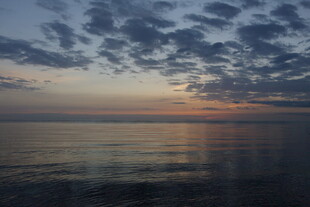海上日落时分的美丽景象