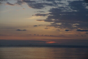 海上日落时分的天空美景