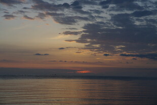 海上日落时分的美丽景象