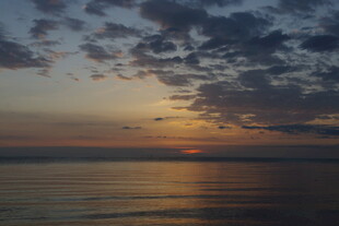 海上日落时分的壮丽景象