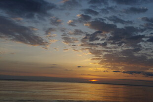 海上日落时分的美丽景象