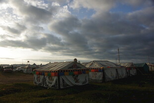 草原上的蒙古包群