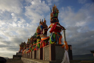 海边多彩华丽的宗教建筑