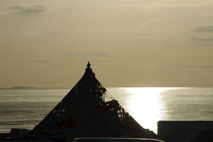 夕阳下的尖顶建筑剪影