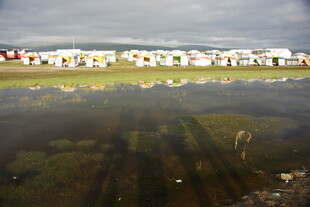 草原湖畔的多彩帐篷景观