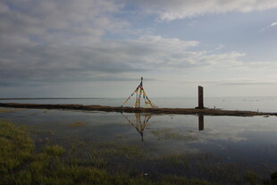 海边栈桥与倒影美景