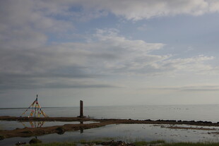 海边风景 远处风车与水域