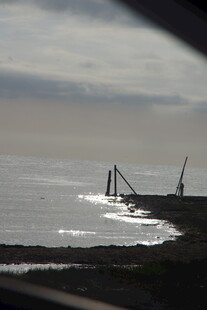 海边破损建筑的萧瑟景象